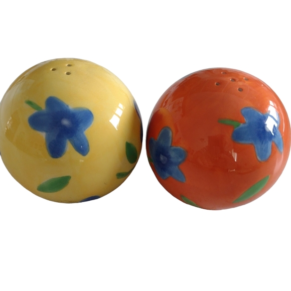 Luau flowered vintage salt and pepper shakers. Preloved. - Picture 6 of 7